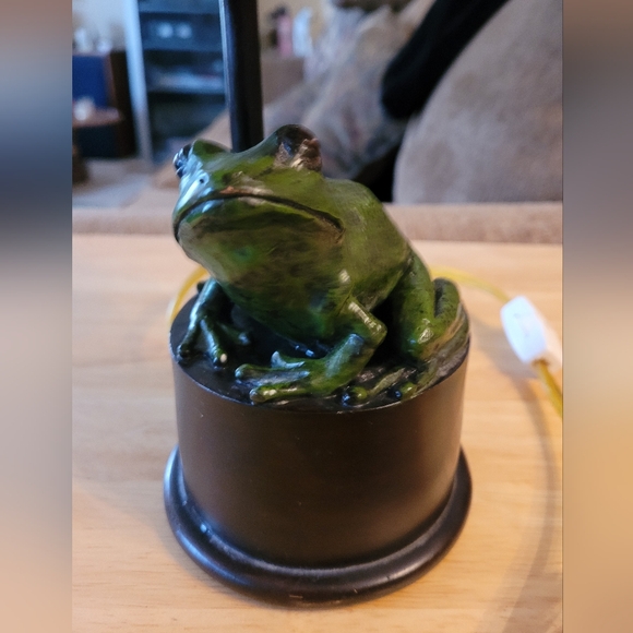 Ceramic Frog on Wooden Base Children's Lamp - Picture 2 of 7